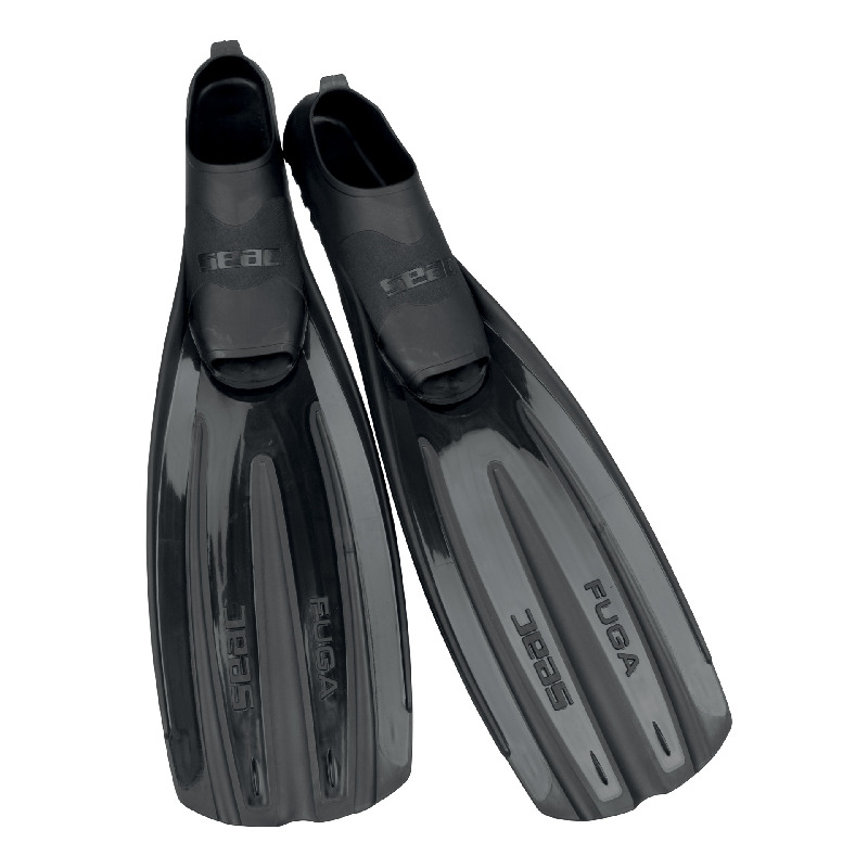 Upptäck Seac Fuga fenor – bekväma, lätta (558g) och effektiv framdrift med innovativa ribbor. Perfekta för snorkling och dykning med italiensk kvalitet.